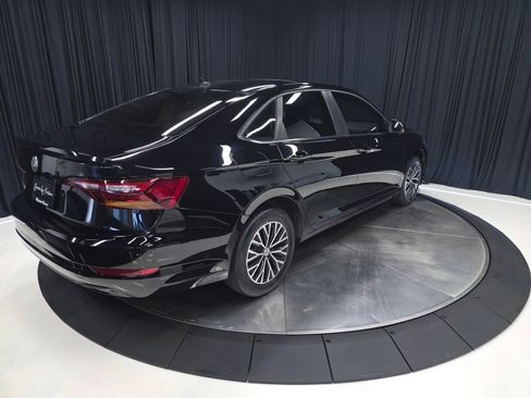Used 2019 Volkswagen Jetta SE w/ Cold Weather Package FWD image 11