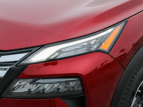 Used 2024 Nissan Rogue SV FWD image 5