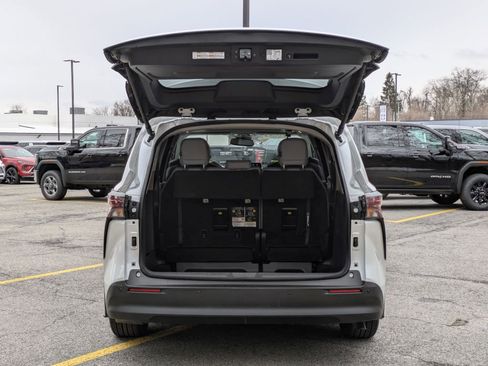 Used 2023 Toyota Sienna XLE image 32