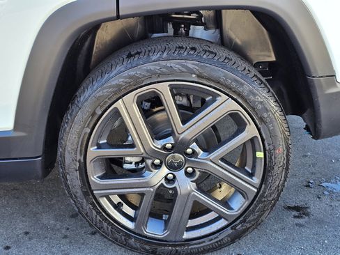 New 2026 Jeep Compass Latitude image 9