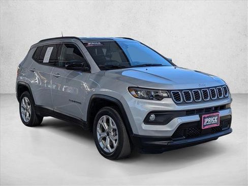 Used 2025 Jeep Compass Latitude AWD/4WD image 3
