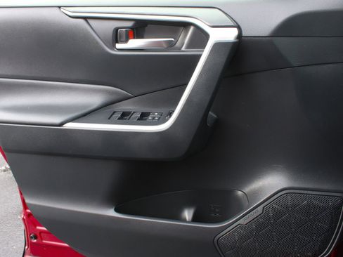 Used 2019 Toyota RAV4 XLE Premium image 14