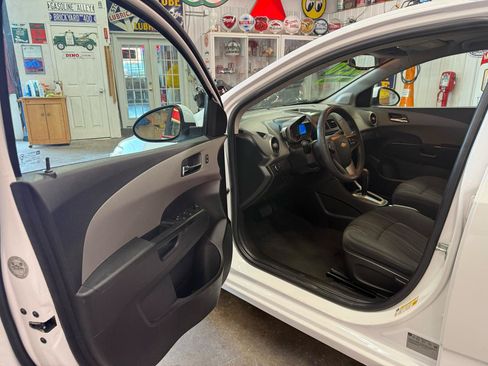 Used 2015 Chevrolet Sonic LT FWD image 10