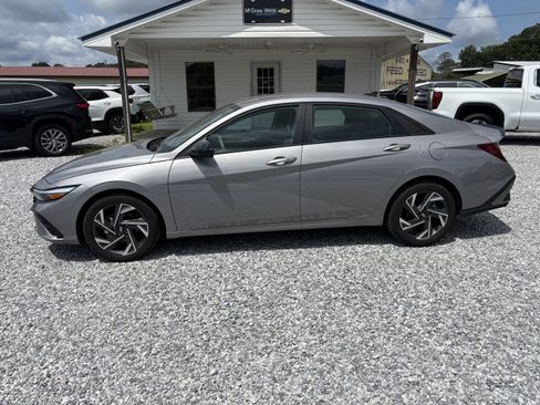 Used 2025 Hyundai Elantra Sport FWD image 2