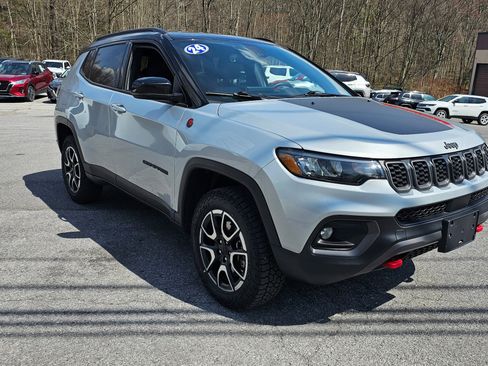 Used 2024 Jeep Compass Trailhawk AWD/4WD image 4