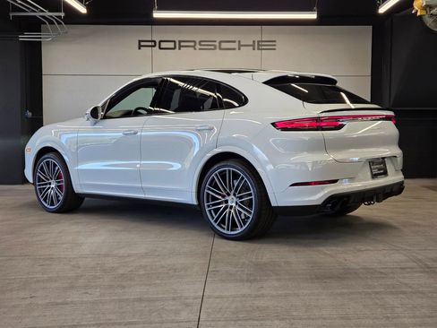 Certified 2023 Porsche Cayenne Turbo AWD/4WD image 3