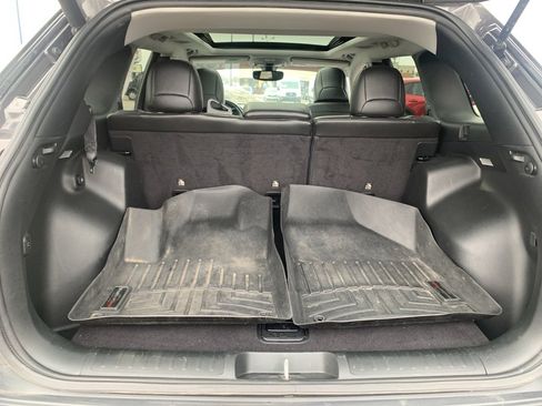 Used 2019 Jeep Cherokee Latitude Plus w/ Comfort/Convenience Group image 17