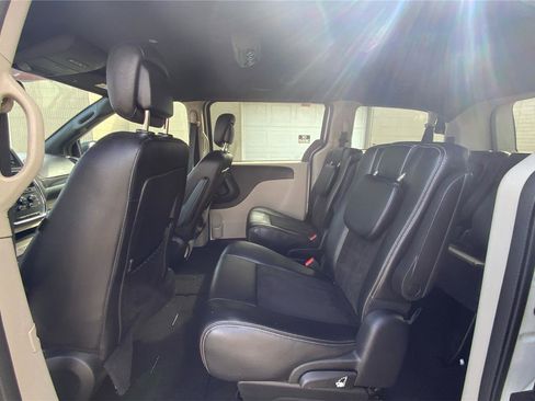 Used 2019 Dodge Grand Caravan SXT image 11