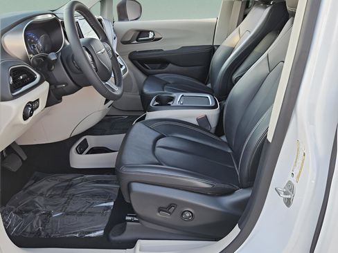 Used 2023 Chrysler Pacifica Touring-L image 8