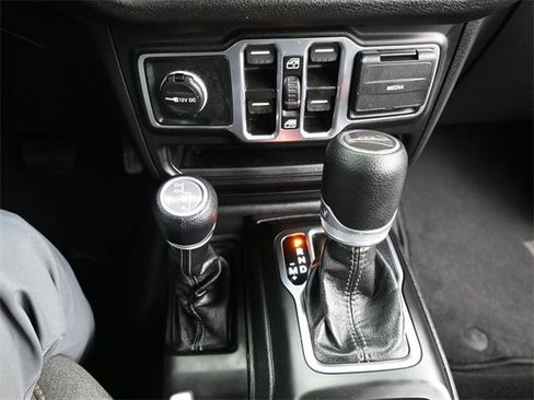 Used 2025 Jeep Gladiator Sport image 15