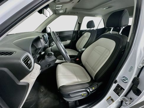 Used 2025 Hyundai Venue SEL FWD image 13