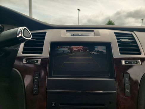 Used 2013 Cadillac Escalade Premium RWD image 21