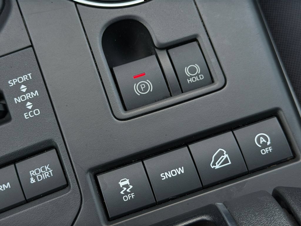 Used 2020 Toyota Highlander LE AWD/4WD image 17