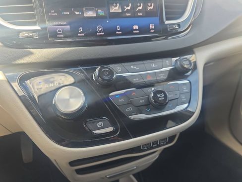 Used 2023 Chrysler Pacifica Touring-L FWD image 16