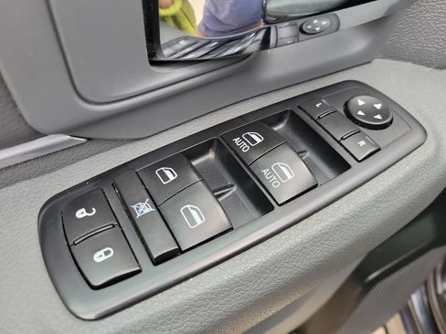 Used 2017 RAM 1500 Classic SLT AWD/4WD image 17