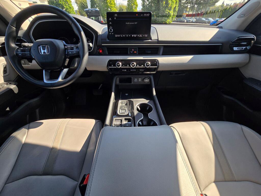Certified 2025 Honda Pilot Touring image 2