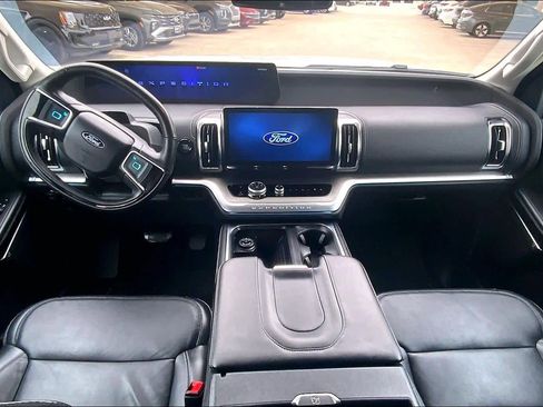 Used 2025 Ford Expedition Platinum AWD/4WD image 16