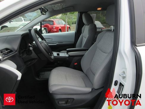 Used 2026 Toyota Sienna LE image 32
