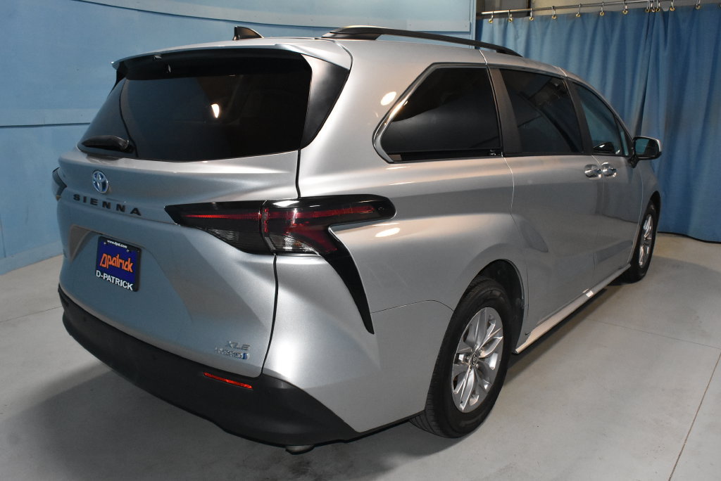 Used 2024 Toyota Sienna XLE FWD image 25