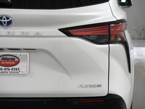 Certified 2025 Toyota Sienna Platinum FWD image 11