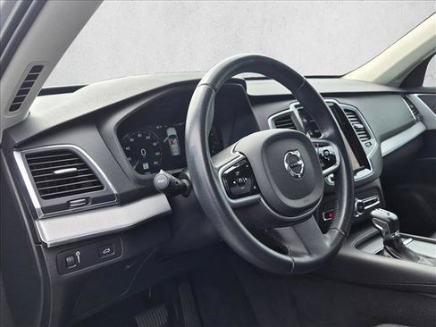Used 2022 Volvo XC90 T5 Momentum FWD image 10