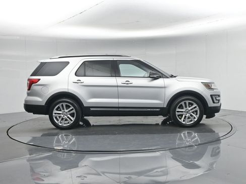 Used 2017 Ford Explorer XLT w/ Equipment Group 202A FWD image 32