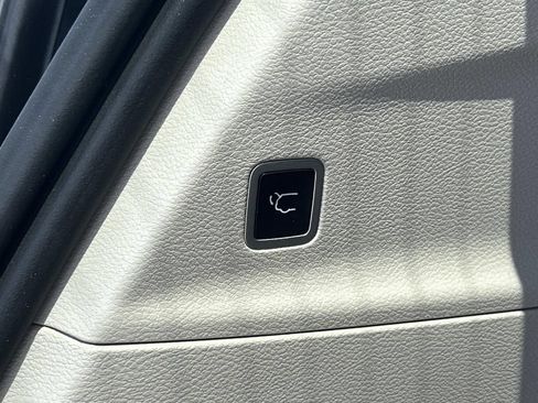 Used 2023 Chrysler Voyager LX FWD image 17