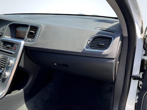 Used 2018 Volvo S60 T5 Inscription image 17