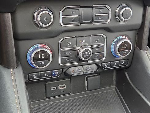 Used 2024 GMC Yukon AT4 AWD/4WD image 28