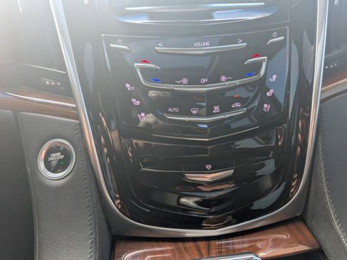 Used 2019 Cadillac Escalade Luxury AWD/4WD image 26