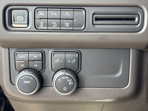 Used 2024 Chevrolet Tahoe Z71 w/ Luxury Package AWD/4WD image 19