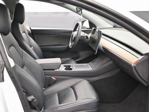 Used 2022 Tesla Model Y Long Range image 39