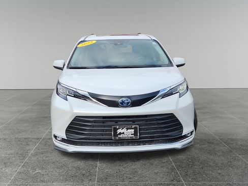 Certified 2023 Toyota Sienna XLE image 2