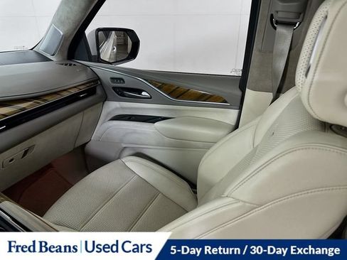 Used 2022 Cadillac Escalade Premium Luxury Platinum AWD/4WD image 31