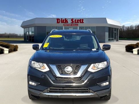 Used 2019 Nissan Rogue SV image 2