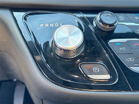 Used 2025 Chrysler Pacifica Select image 16
