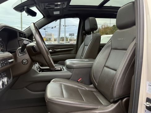 Used 2021 GMC Yukon XL Denali w/ Denali Premium Package image 13
