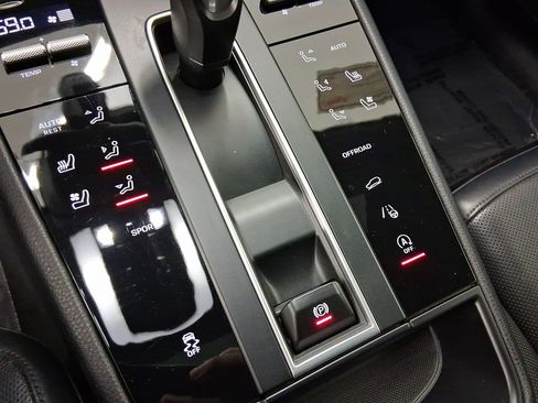 Used 2023 Porsche Macan image 29