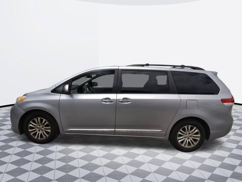 Used 2013 Toyota Sienna XLE w/ Entertainment Pkg FWD image 2