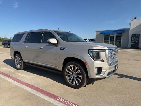 Used 2024 GMC Yukon XL Denali w/ Advanced Technology Package image 4