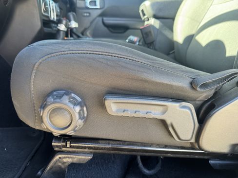 Used 2018 Jeep Wrangler Unlimited Sport S image 11