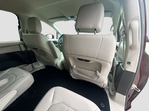 Used 2021 Chrysler Pacifica Touring-L w/ Premium & Safety Sphere Group FWD image 28