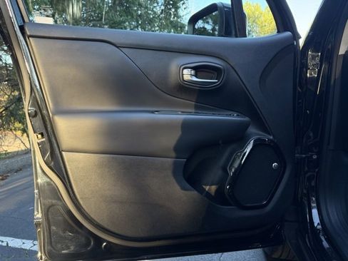 Used 2018 Jeep Renegade Altitude image 19