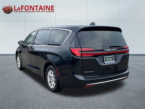 Used 2023 Chrysler Pacifica Touring-L image 5