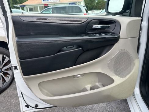 Used 2019 Dodge Grand Caravan SE image 11