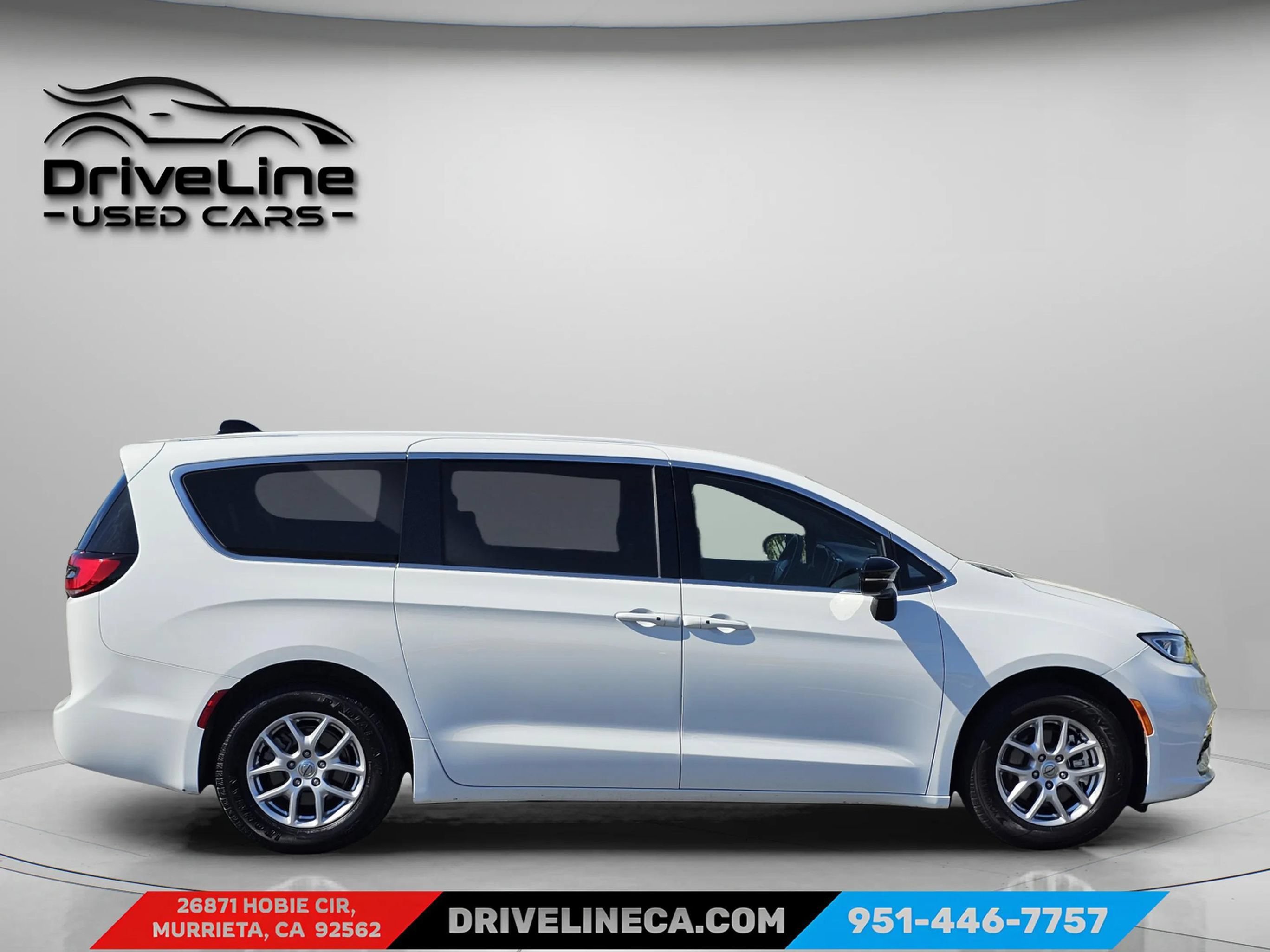 Used 2025 Chrysler Pacifica Select FWD image 13