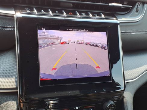 Used 2025 Jeep Grand Cherokee Laredo AWD/4WD image 15