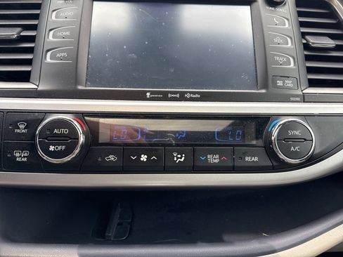 Used 2019 Toyota Highlander XLE image 15
