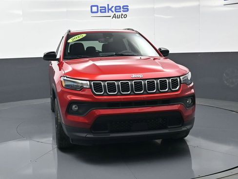 Used 2025 Jeep Compass Latitude w/ Sun & Sound Group AWD/4WD image 3