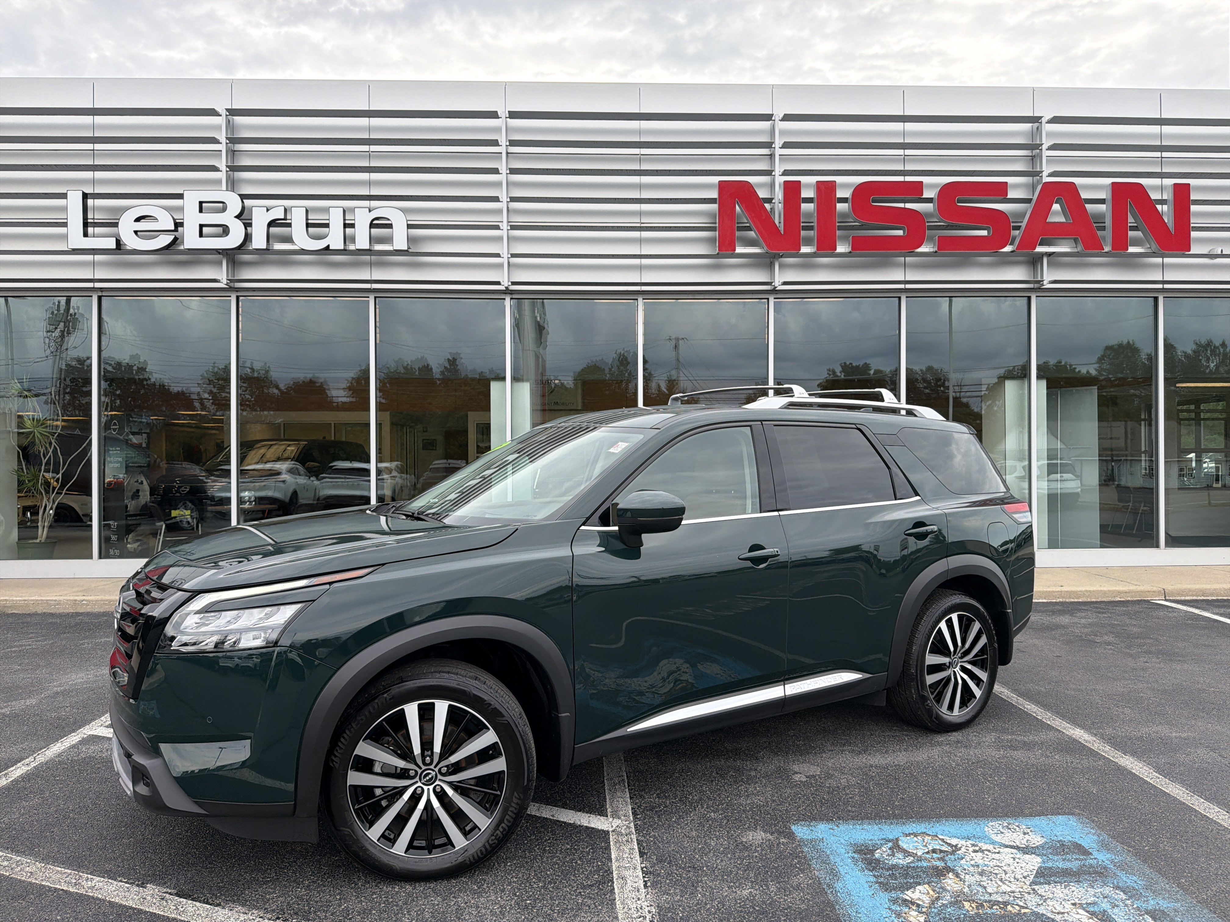 Certified 2025 Nissan Pathfinder Platinum w/ Black Appearance Package AWD/4WD image 1